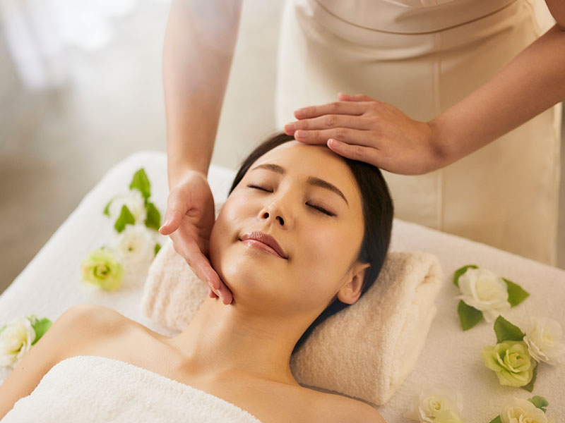 フェイシャル の施術風景